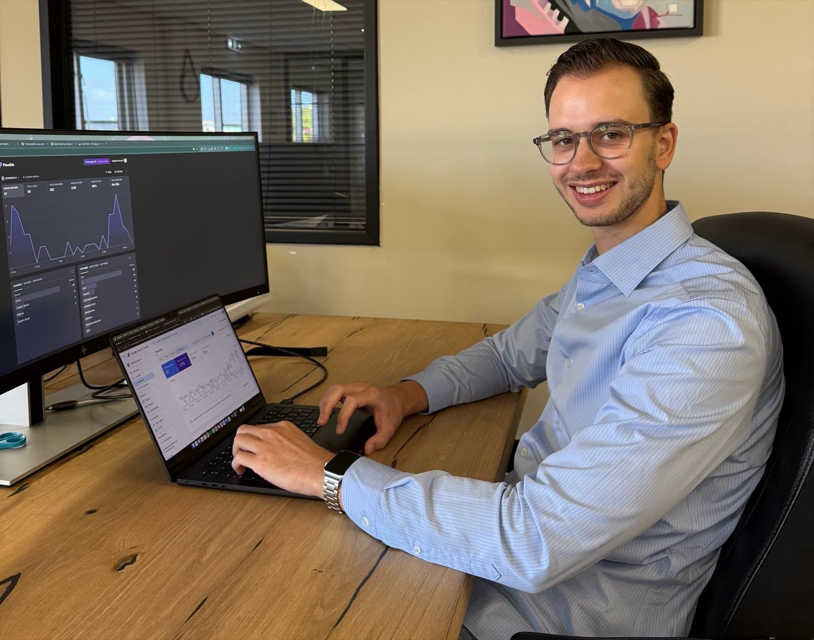 Maarten Grooff aan het werk achter zijn laptop
