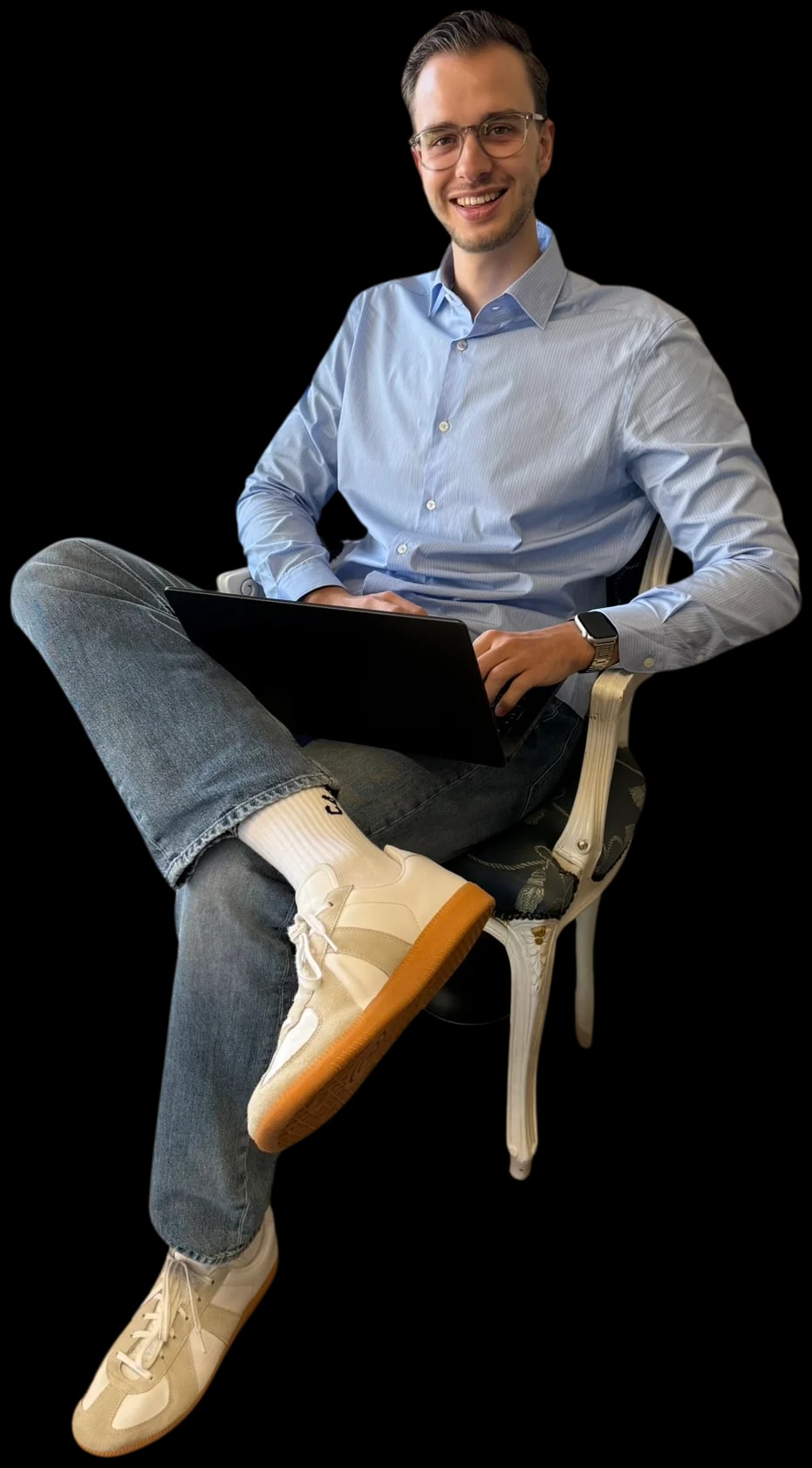 Maarten Grooff, de maker achter MintCheck, zittend met zijn laptop